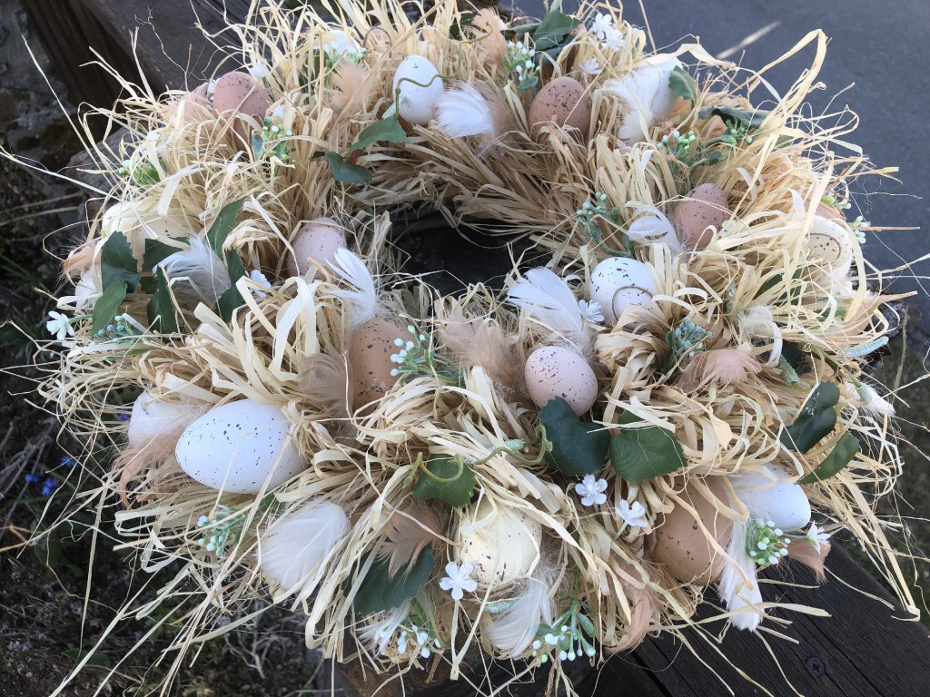 Jarní věnec na dveře s vaječnými dekoracemi